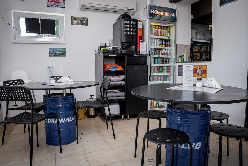 Gyros - Grill - Sültek - Szendvicsek - Köretek - Saláták - Desszert - Üdítő - Kávé - Tea