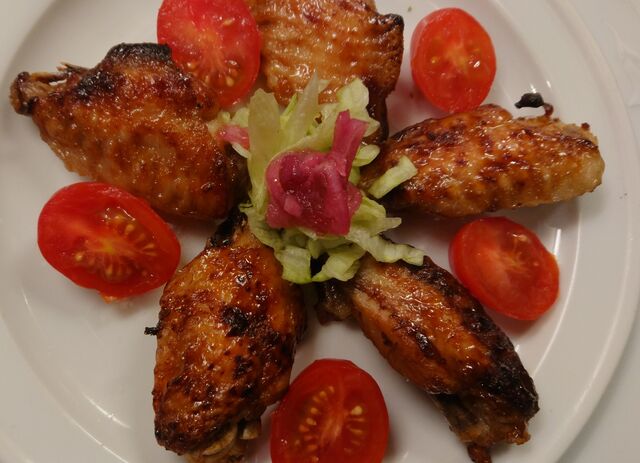 Wings laquées, salade croquante, vinaigrette aux oignons rouges