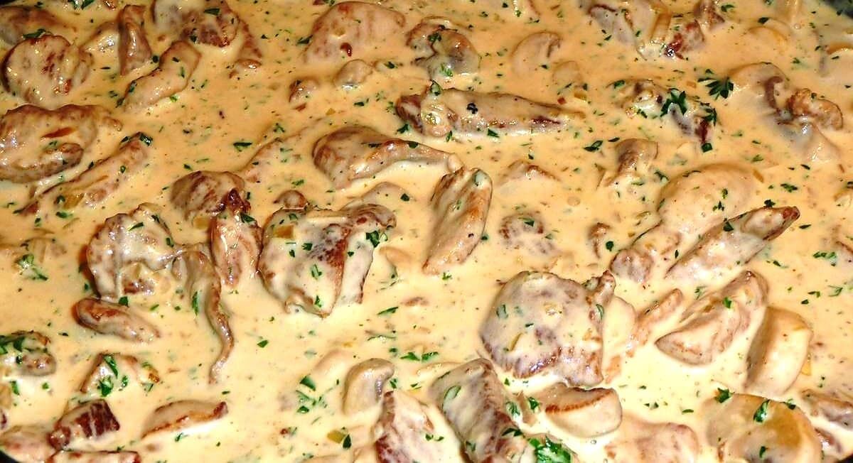 POULET CREME MOUTARDE A L ANCIENNE 12 € la part Emincé de poulet, crème fraiche, champignons ...