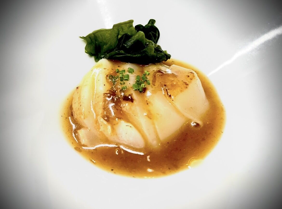 Vieira a la mantega negra de dashi