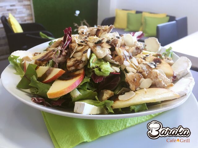 Ensalada Tentación, fresca y exquisita con manzana, rulo de cabra, pollo a la plancha, almendras fileteadas y base de mezclum.