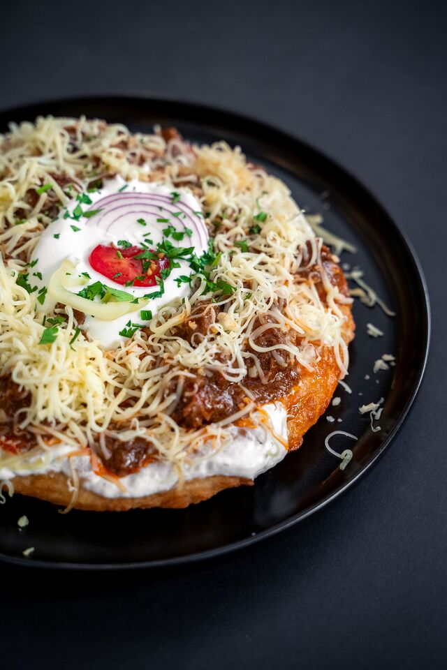 Langos z gulaszem 
