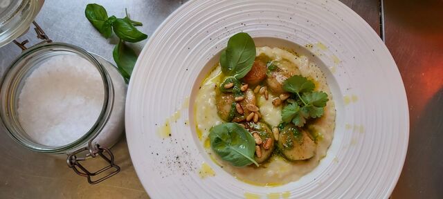 gebratene Jacobsmuscheln auf Blumenkohl-Risotto mit Pinienkernen