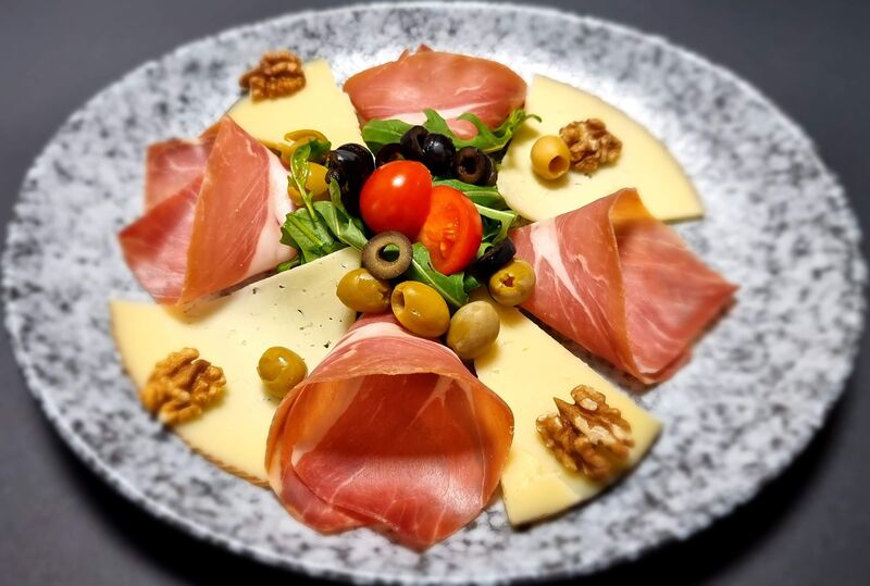 Pršut, sir i masline