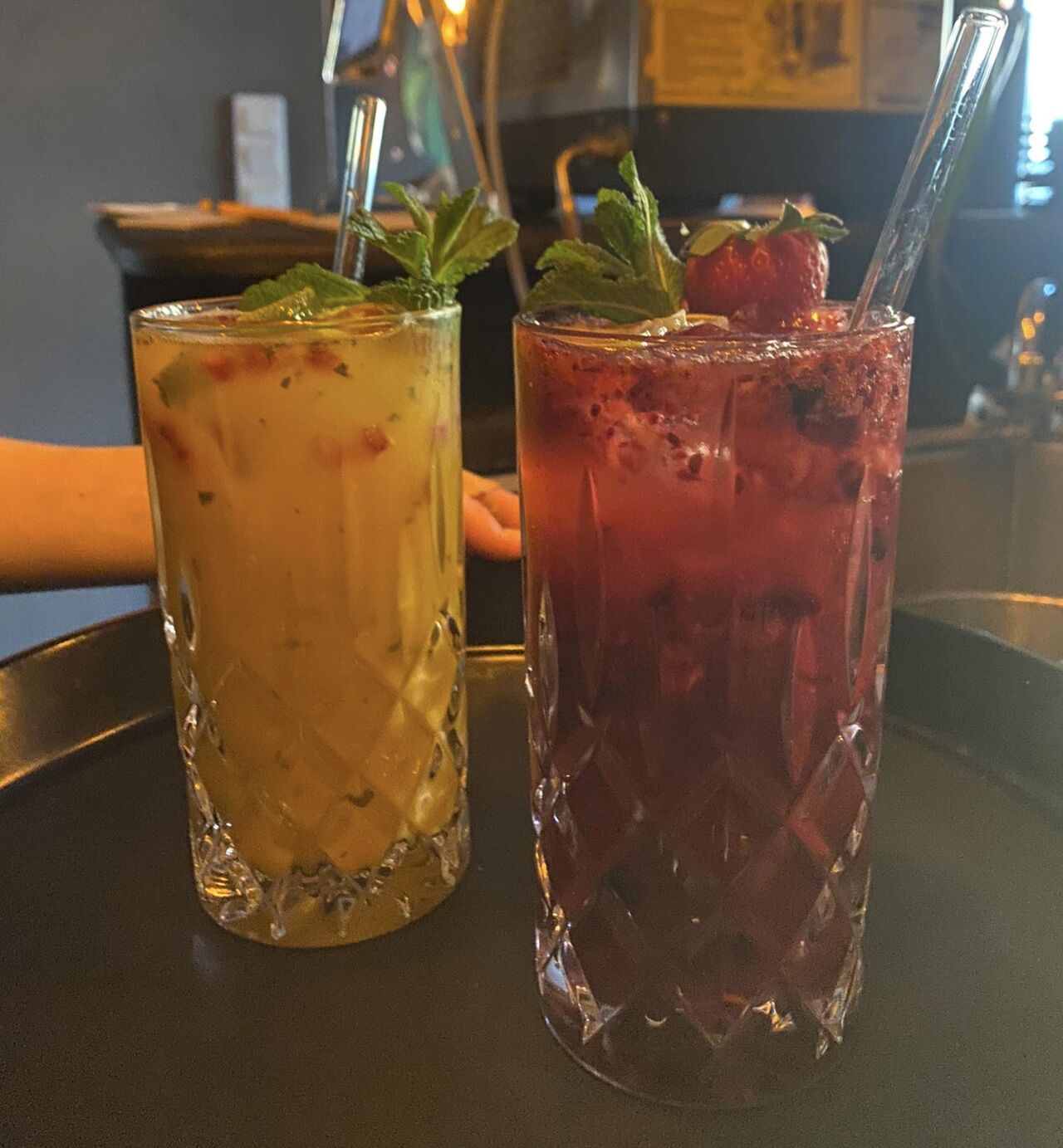 Wildberry-Basilikum & Mango-Minze-Limonade