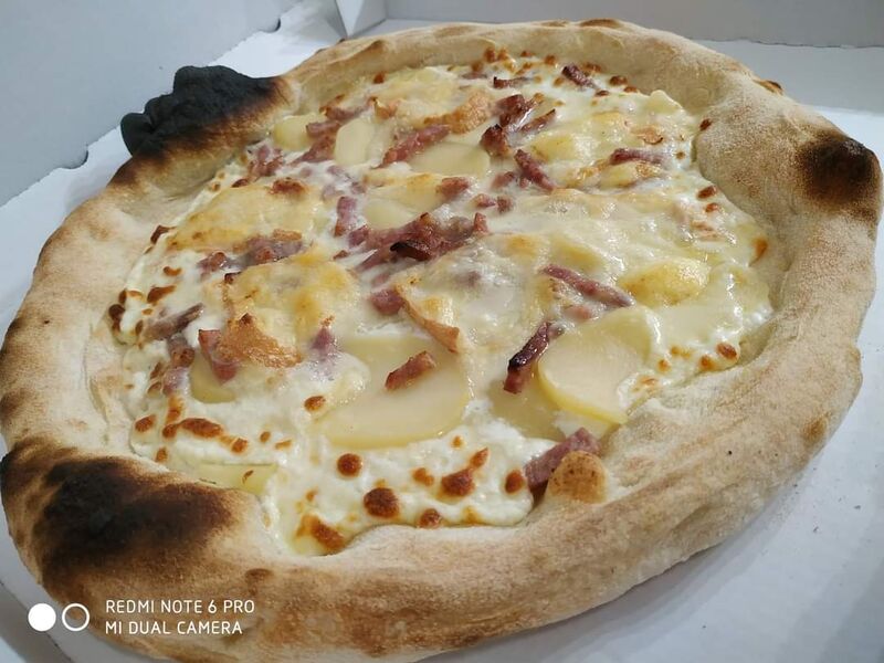 Cht'i 13€base crème / mozzarella / pomme de terre / lardons / maroilles / oignons rouges 