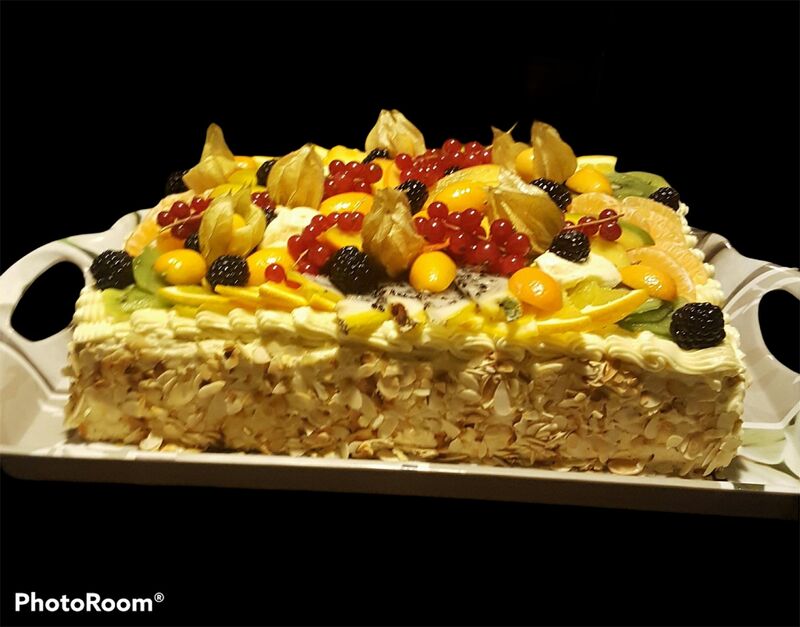 Tutti frutti
Génoise imbibé au sirop
Crème mousseline à la vanille
Mélange de fruits exotiques frais