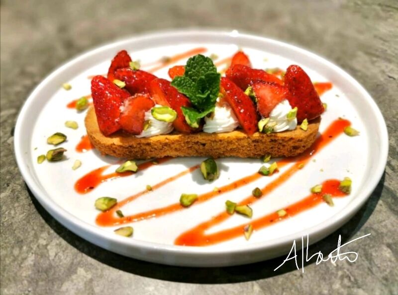Tartelette fraise chantilly sur un palet breton au piment d'Espelette, coulis de fraise et brisure de pistache.