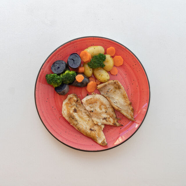 Pollo a la plancha, organico y preparado a la plancha compañado de vegetales o patatas fritas