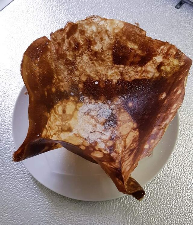 Crêpe froment nature, en forme de corolle pour les amateurs de crêpe dentelle.