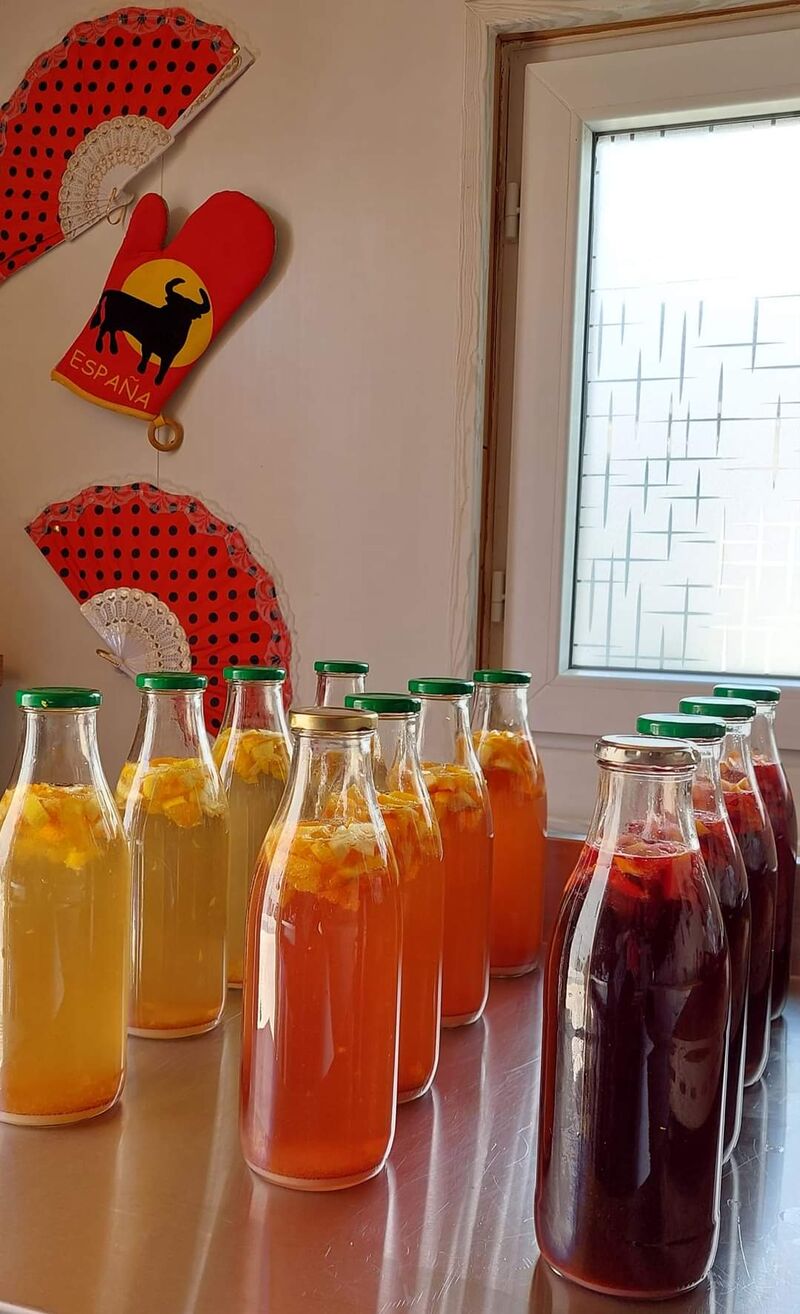 Sangria rouge, blanche ou rosée améliorée avec du rhum, fruits et épices. 
