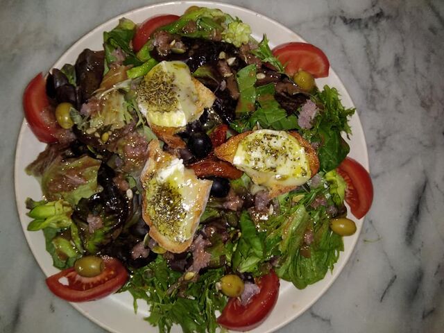 Salade de chèvre chaud