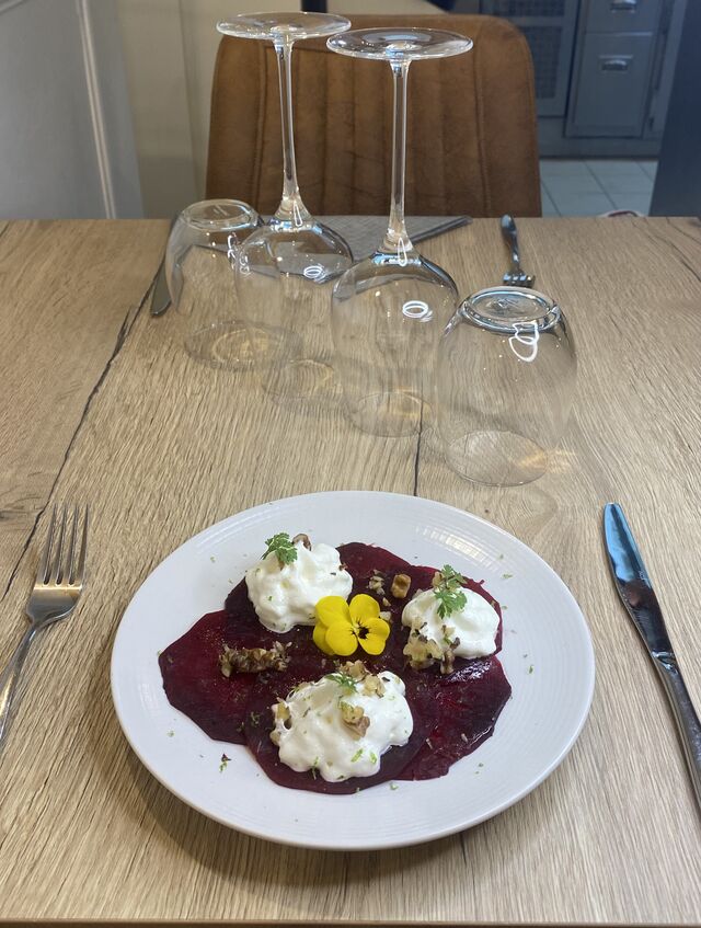 Carpaccio de betterave avec son huile citron et sa mousse chèvre au noix 