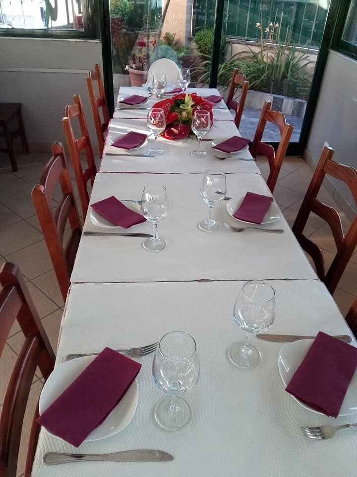 Mesas para grupos levam alguns toques de requinte extra.