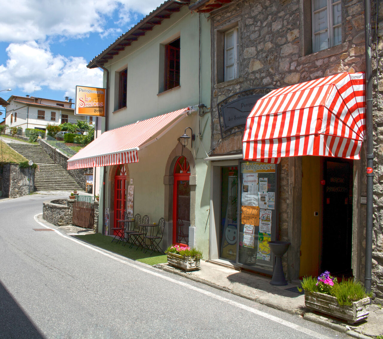Vista esterna del locale e sullo sfondo 
