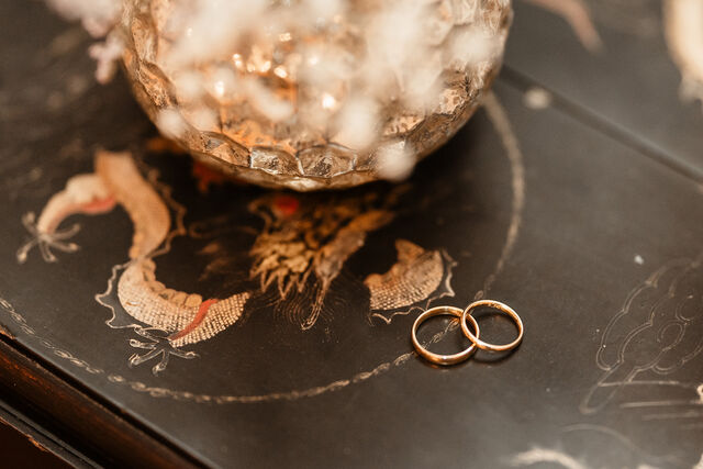 Stilleben mit den zwei Trauringen