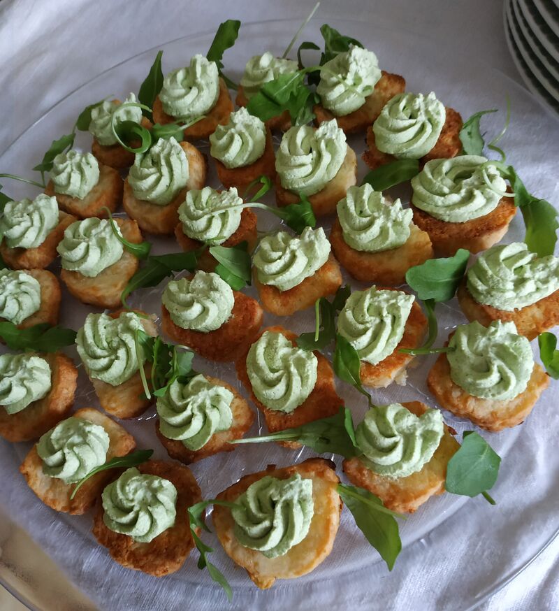 Sablés au parmesan et pesto de roquettes