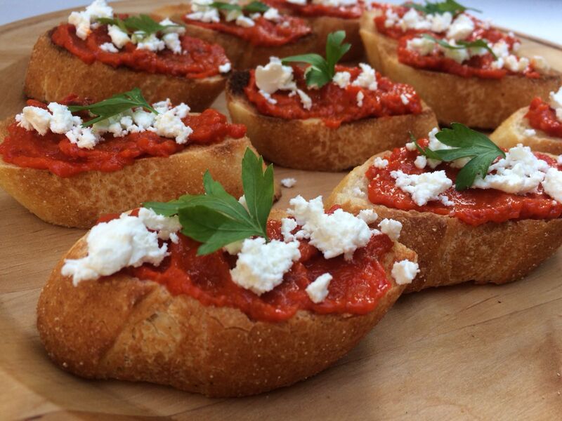 Bruschetta met ajvar en feta