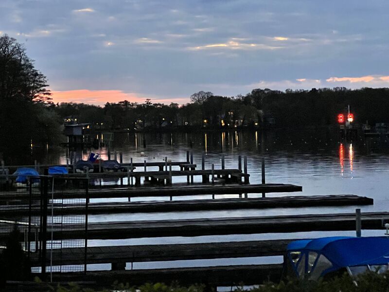 Blick aufs Wasser abends