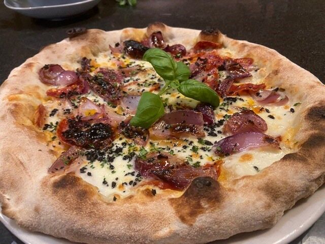 La Rosi: Mozzarella; Salami piccante, karamellisierte Zwiebeln (ohne Tomatensauce) (11,50€)