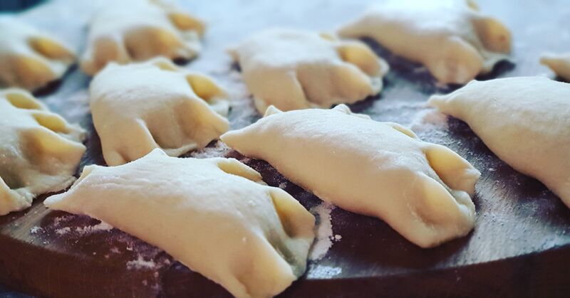 Świeże, własnoręcznie robione pierogi już czekają na Was ? to Ty wybierasz z czym będą Ser czy mięso??