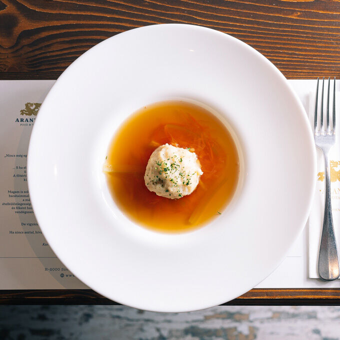 Erőleves maceszgombóccal