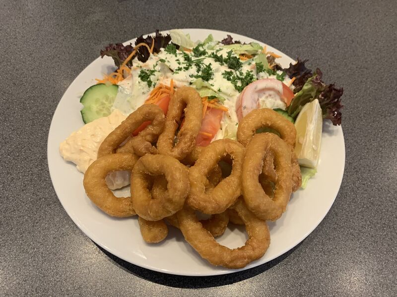 Tintenfischringe mit Salat 