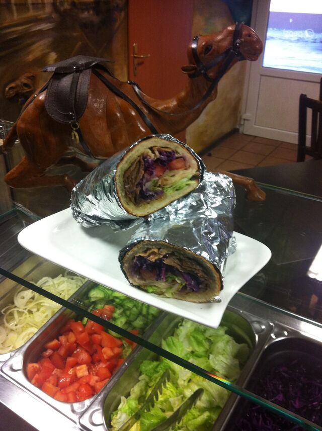 FrytoMakloub-kebab z żółtym serem, surówkami, sosem i frytkami, zawinięte w ciasto pizzy. Możesz zjeść samemu lub podzielić na 2