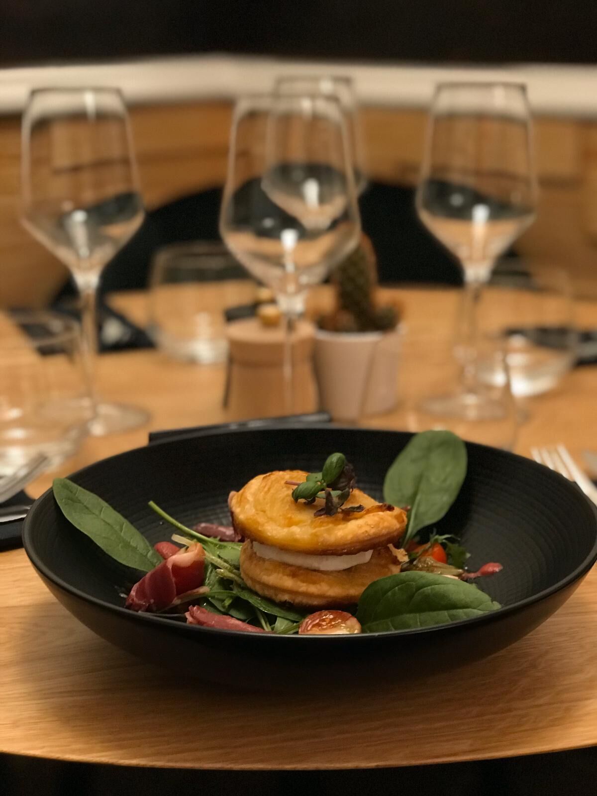 Tarte fine aux pommes et magret fumé, petit chèvre rôti