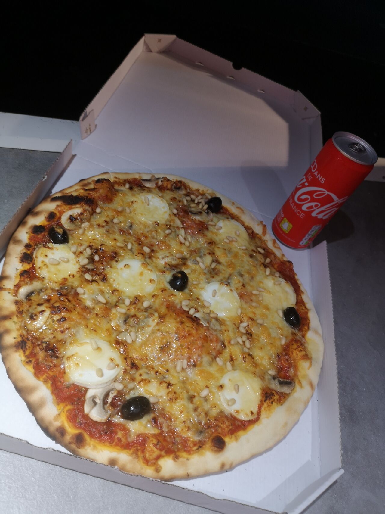 Chèvre miel pignons boisson offerte à la carte 