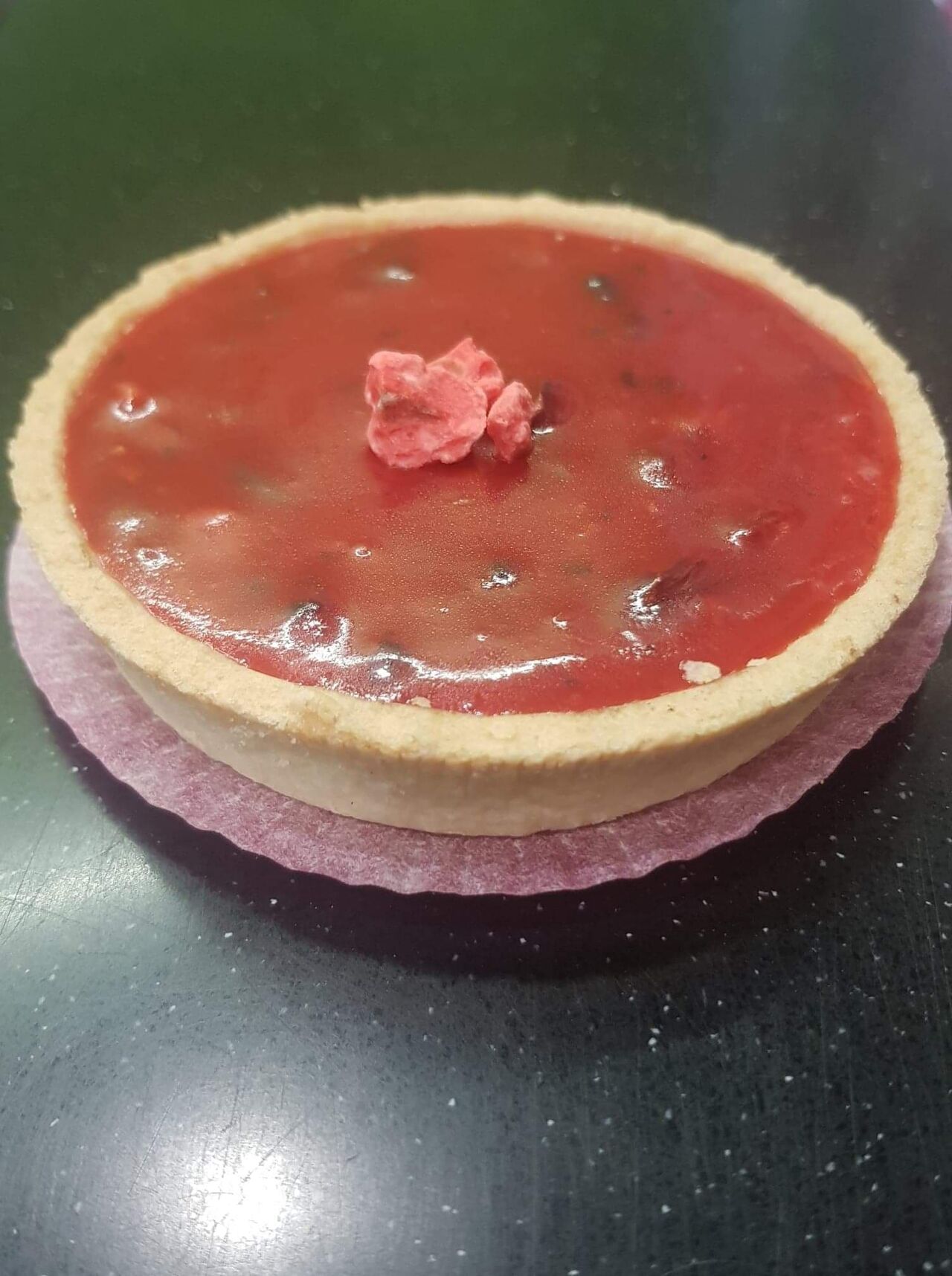 Tarte Praline,Tarte Framboises,Nos sandwichs,Entremets sablé Breton, mousse passion et coulis de fruits rouges,,,,,,,,,,,