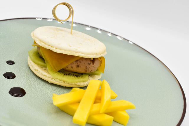 Macaron mangue - chocolat comme un burger