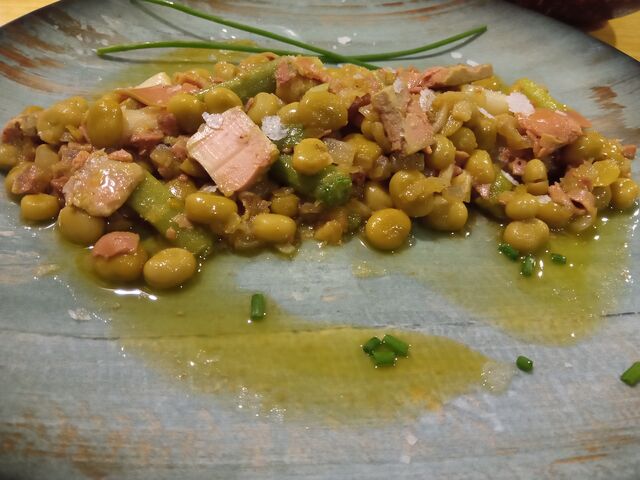 Habitas baby con ajetes y foie 