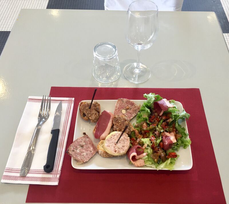 Assiette 1 personne de volaille du moment sera service avec frites maison 