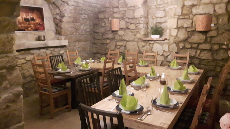 Das Kellergewölbe ist für kleine Feiern ideal.