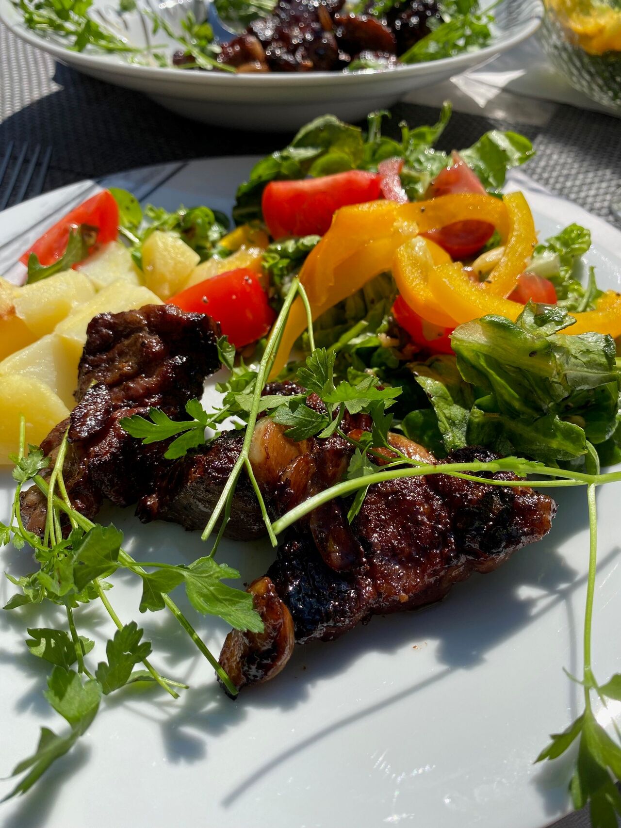 Porc caramélisé au vin rouge