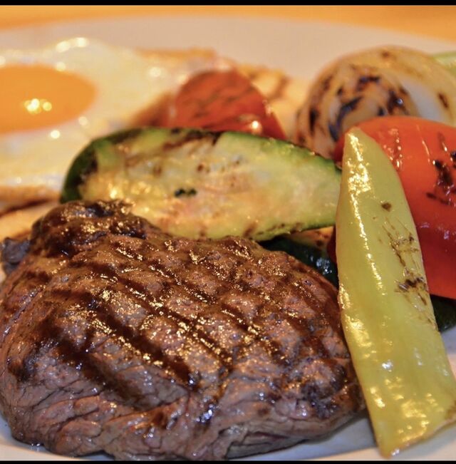 Hovězí steak s grilovanou zeleninou a sazenym vejcem