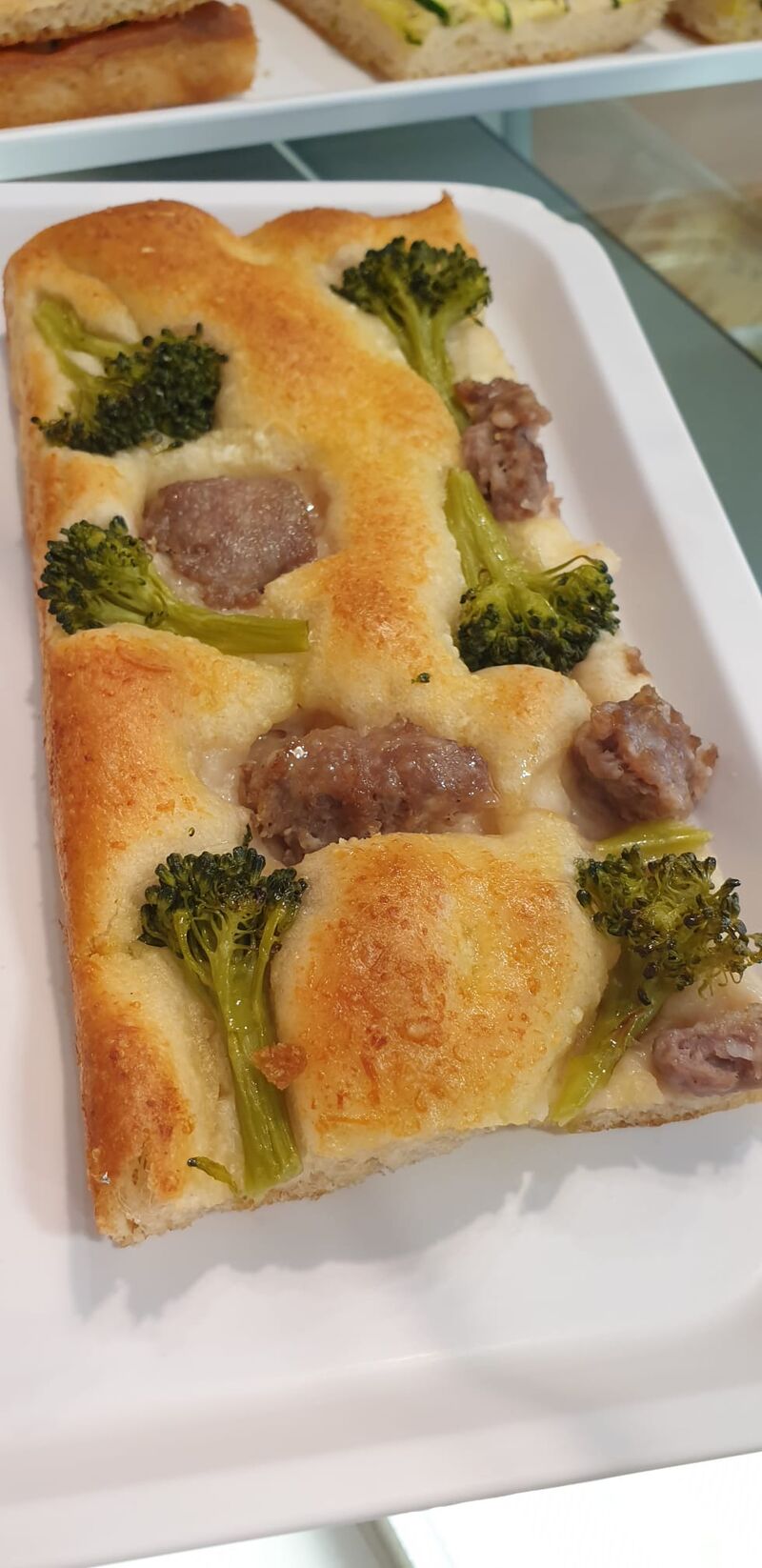 Focaccia con Salsiccia e Broccoli