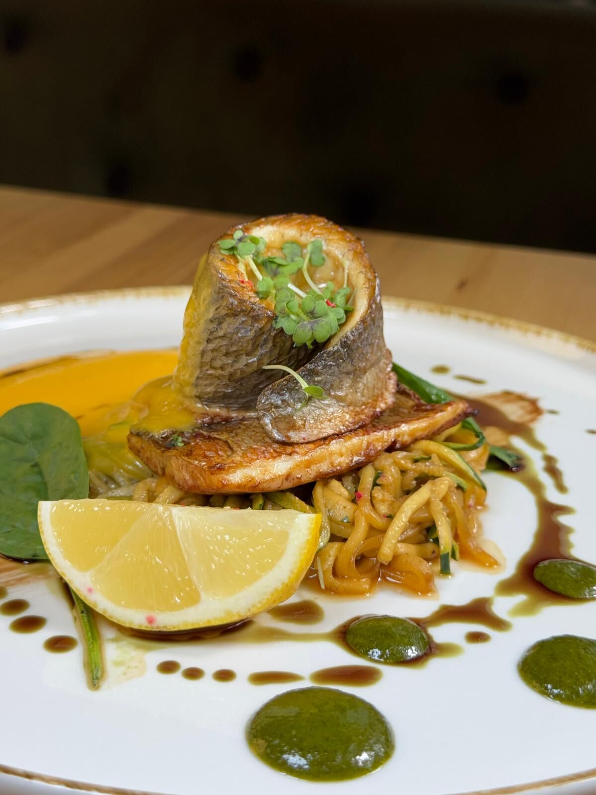 Doradenfilet auf gerösteten Zucchinistreifen 