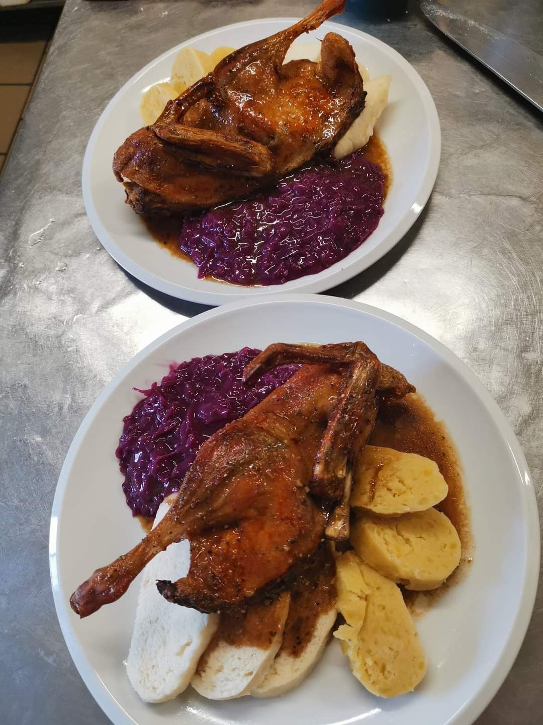 Pečená kachna s červeným zelím a domácím knedlíkem