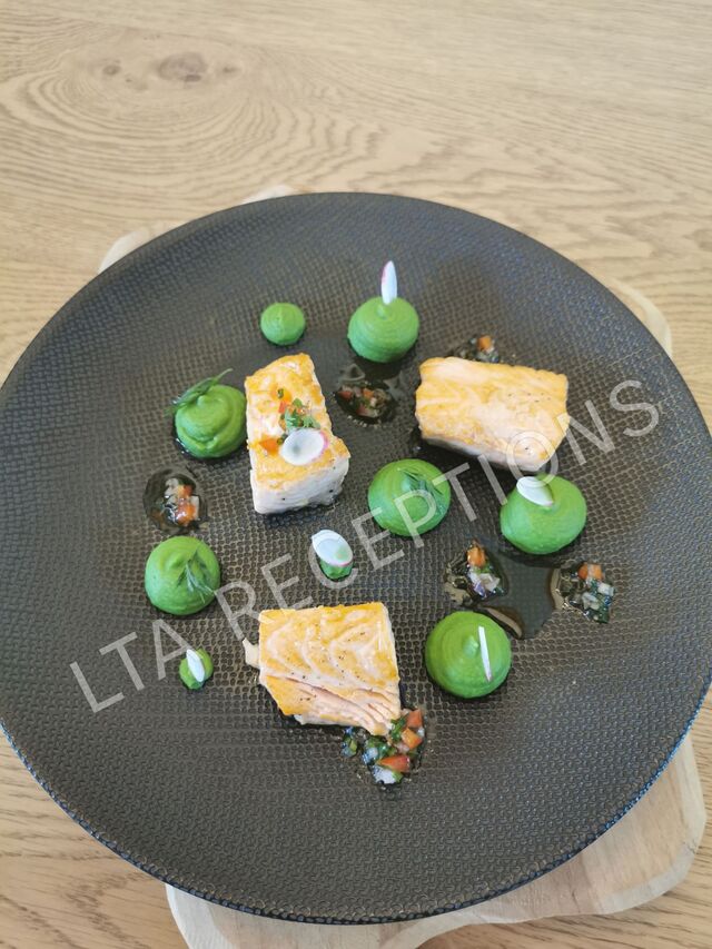 Saumon juste cuit, crémeux de petit pois à la menthe 