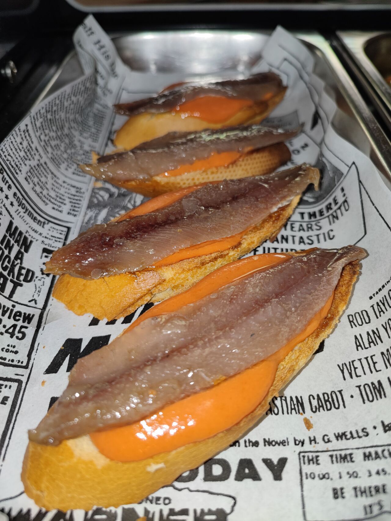 Tosta de sardina ahumada con salmorejo