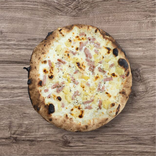 Savoyarde ▪ 14€ : crème, fior di latte, pommes de terre, reblochon, lardons, origan