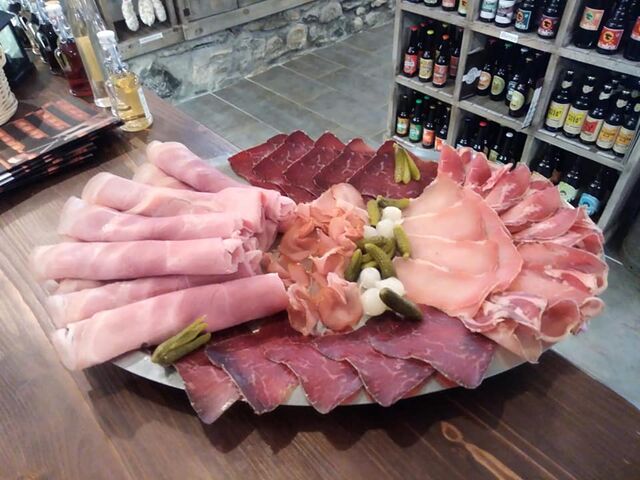 Les plateaux de charcuteries pour les raclettes à emporter 