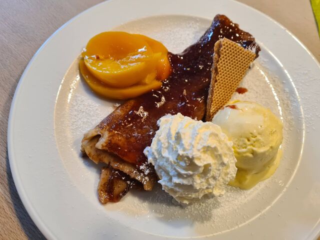 Palatschinken mit Pfirsich, Eis und Sahne