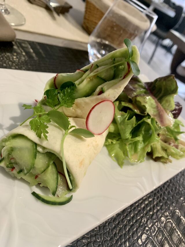 Entrée menu semaine midi : wraps, avocat, radis, concombre 