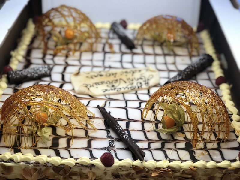 Millefeuille vanille , décor en caramel.