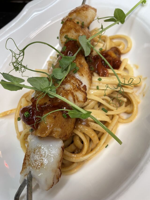 Brochette de noix de Jacques, lingines crème de crustacés 