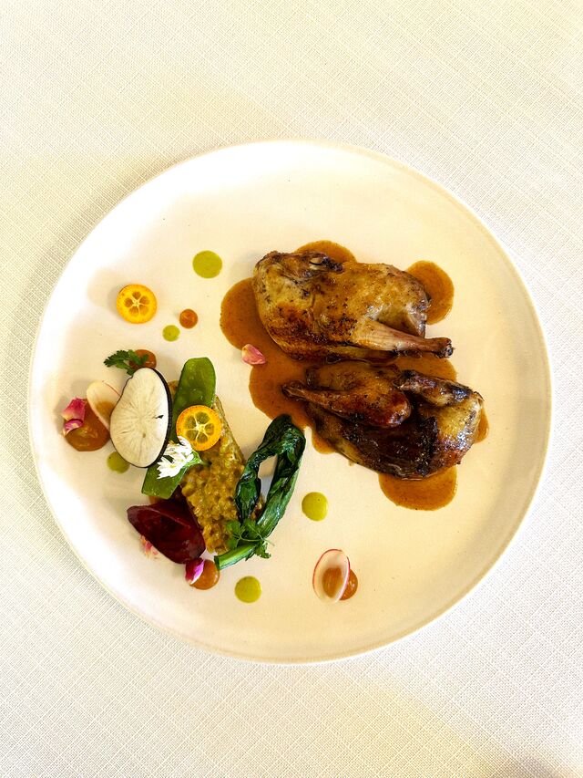 Pigeon grillé et petit épeautre à l'ail des ours