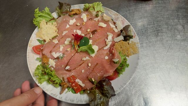 Rindercarpaccio mit Parmesan, Pesto, Pinienkerne, Walnussbaguette